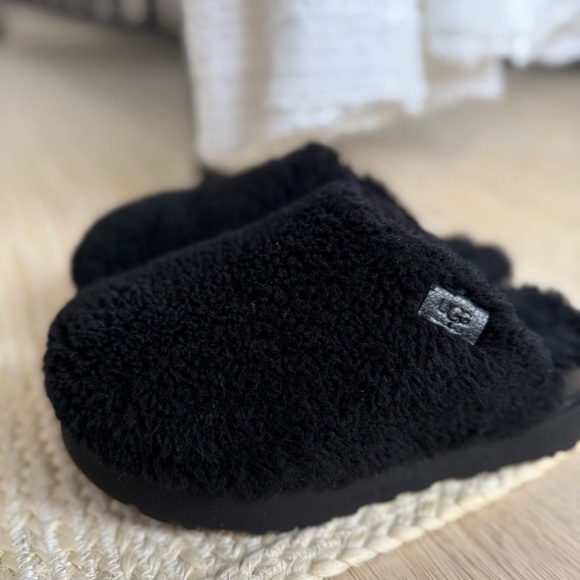 UGG Shoes - NWOT Women's Fuzz Sugar Slide Size 6 *Never Worn*